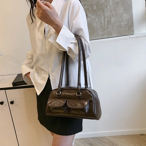 Sac bowling marron foncé en cuir brillant avec poches avant et fines bandoulières