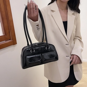 Sac bowling vintage en cuir noir brillant avec poches doubles et anneaux argentés
