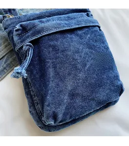 Dettaglio della trama del denim e del nodo decorativo morbido sulla borsa a tracolla