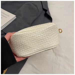 Détail du sac à main tressé blanc avec anneau métallique doré de haute qualité