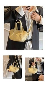 Détail du sac crème montrant le motif tissé et les accessoires en métal doré brillant