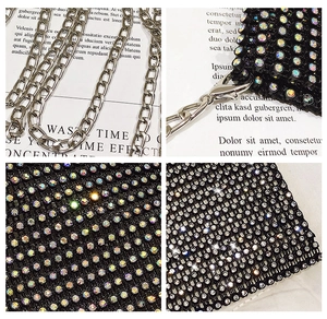 Dettaglio di strass colorati su borsa a rete nera con tracolla a catena in metallo argento