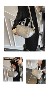 Détails du sac à main tissé argenté avec clous dorés et attaches pour bandoulière