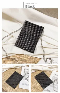Dettaglio dell'elegante borsa per cellulare in strass neri con catena argento