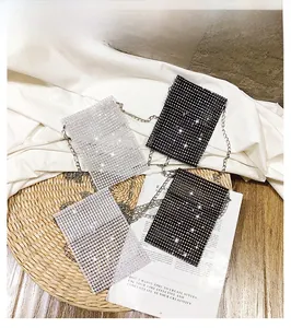 Dettaglio delle borse porta cellulare in strass nere e argento con catene in metallo