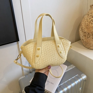 Sac fourre-tout tissé beige avec rivets dorés et bandoulière amovible pour le quotidien