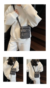 Dettagli di una borsa a tracolla in denim lavato vintage con tasche multiple a zip