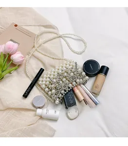 Detailansicht der handgefertigten Perlen-Umhängetasche mit Platz für Make-up-Produkte