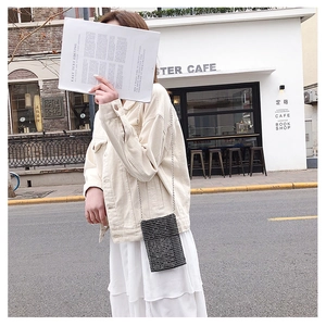 Borsa porta cellulare nera con strass e tracolla a catena in metallo, stile street chic