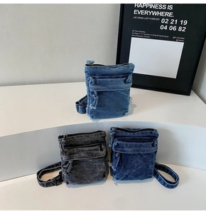 Dettaglio delle mini borse a tracolla in denim nei lavaggi azzurro, blu e grigio scuro