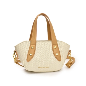 Sac à main chic aspect crocodile crème avec anses brunes et détails en métal doré
