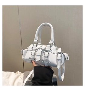 Détail du sac blanc style Y2K avec anneaux métalliques argentés et boucles