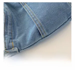 Gros plan détaillé du tissu denim bleu avec doubles coutures jaunes durables