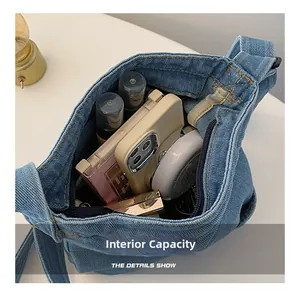 Intérieur spacieux du sac à bandoulière en denim pour téléphone et cosmétiques