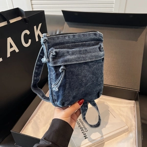 Borsa a tracolla in denim blu con manico e tasca mostrata con confezione regalo