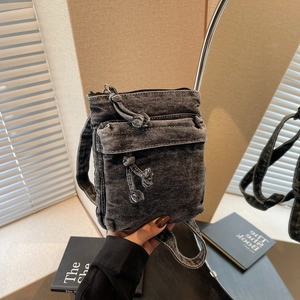 Borsa a tracolla verticale in denim con trama lavata vintage e dettaglio corda annodata