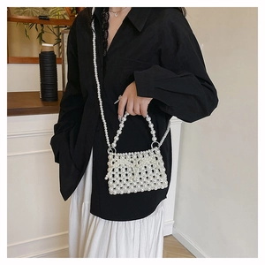 Weiße Perlen Mini-Tasche im französischen Stil mit Kette und elegantem Perlenhenkel