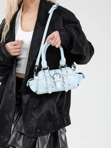 Sac à main bleu clair en cuir PU avec boucles punk argentées et bandoulière sur mannequin