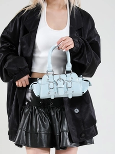 Sac à main bleu clair brillant style motard avec boucles métalliques et rivets Y2K