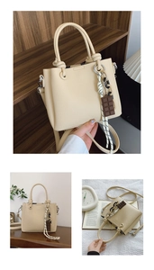 Détails du sac seau beige avec poignées nouées, texture grainée et charme chocolat