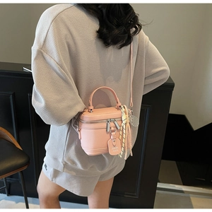 Détail du sac boîte en cuir litchi rose avec foulard en soie et fine bandoulière