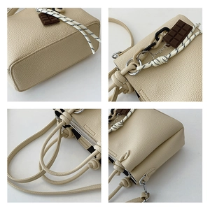 Détails du sac seau crème avec cuir grainé litchi et pendentif de chocolat unique