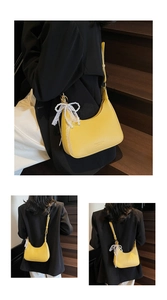 Détail du sac hobo jaune avec nœud en perles et texture grainée sur la bandoulière
