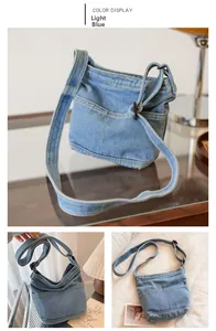 Détails du sac bandoulière en denim bleu clair avec sangle réglable et poches avant