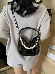 Elegante zwarte laks lederen hobo tas met parelketting en hart reliëf voor dames