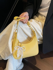 Sac hobo croissant jaune en cuir avec nœud en dentelle et pendentif en perles