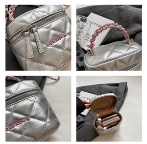 Macro di mini borsa a scatola trapuntata argento con catena rosa e spazio interno borsa