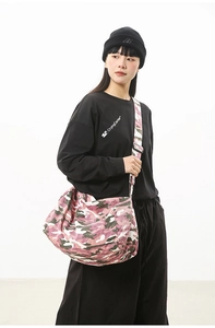 Detail of a pink and green camouflage hobo canvas bag with adjustable wide shoulder strap