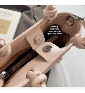 Détail du sac à main rose avec fermeture magnétique forte et poche zippée intérieure