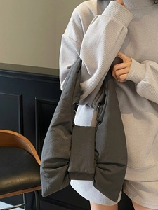 Sac cabas matelassé gris foncé avec grand nœud et texture en nylon souple