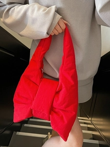 Grand sac à épaule rouge en forme de nœud avec texture en nylon matelassé léger