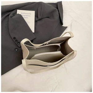 Retro cream white bucket shoulder bag featuring inner zipper compartment and soft texture
