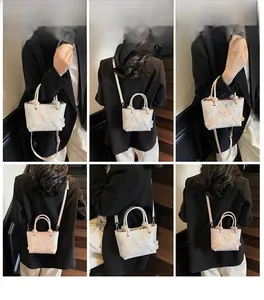 Vues détaillées de mini sacs seaux brodés avec dentelle florale et papillons appliqués