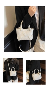 Détail d'un sac seau blanc avec broderie papillon 3D et doubles bandoulières réglables