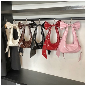 Série de sacs à main brillants avec rivets métalliques et nœuds en cinq coloris variés