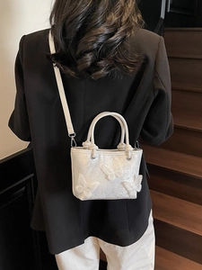 Mini sac cabas blanc avec broderies papillons 3D et bandoulière sur modèle