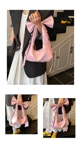 Rosafarbene Schultertasche aus Lackleder mit Nieten und großer Schleife