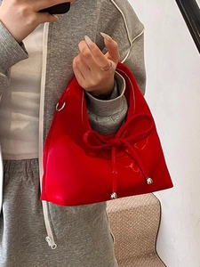 Elegante hellrote Schleifen-Handtasche mit Satin-Finish und trendigem Halbkreis-Design