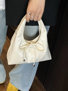 Cremeweiße Handtasche mit Schleife, NO FILTER Schriftzug und Metallperlen für Damen