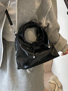 Modische schwarze glänzende Handtasche mit rundem Griff und Schleife für Damen