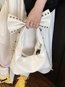Sac fourre-tout nœud en cuir verni blanc avec rivets argentés et design punk chic