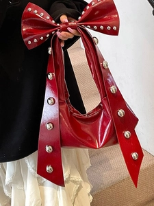 Sac fourre-tout en cuir verni rouge avec grand nœud et rivets métalliques argentés