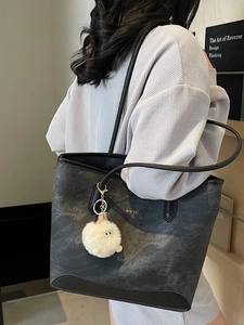 Elegante borsa tote grigia a contrasto con logo WWTU e ciondolo, borsa a spalla spaziosa
