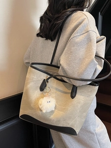 Borsa tote in tela a contrasto con finiture in pelle e ciondolo di peluche da donna