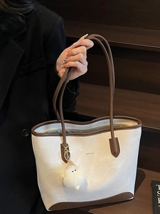Grande borsa tote bicolore panna e marrone con ciondolo in peluche rimovibile