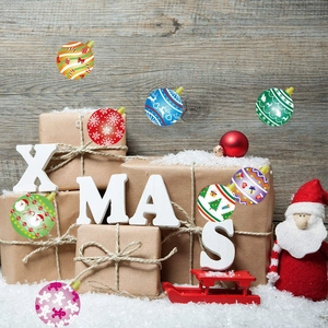 Détail de boules de Noël colorées avec motifs festifs sur fond de bois clair naturel